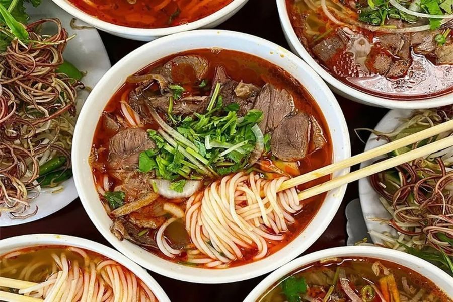 Tô bún bò Huế đầy ắp thịt bò và chả cua đỏ rực hấp dẫn