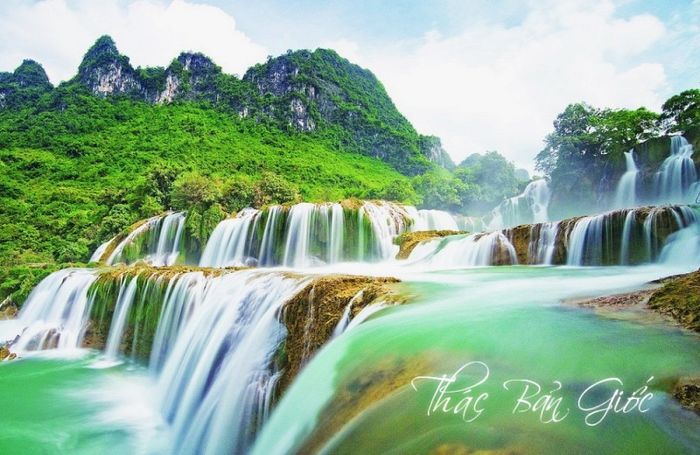 Dòng thác Bản Giốc đổ xuống các tầng đá vôi tung bọt trắng xóa