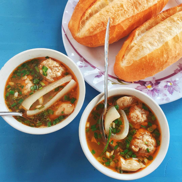 Bánh mì xíu mại Đà Lạt — bữa sáng bình dân đúng điệu