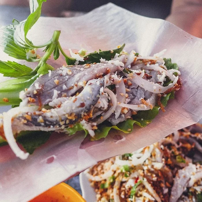Đĩa gỏi cá trích hấp dẫn