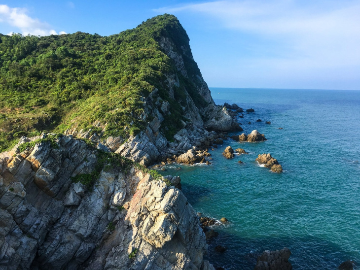 Biển và cát sáng màu ở đảo Minh Châu