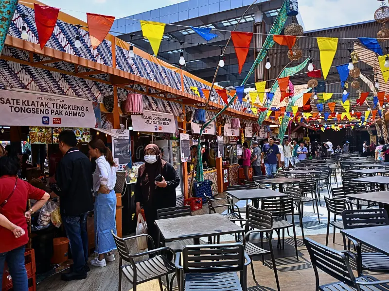 Khu ẩm thực với các quầy bán đồ ăn từ khắp nơi