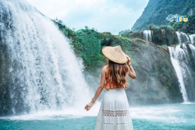 Những thửa ruộng chín vàng soi bóng bên dòng sông uốn khúc thanh bình