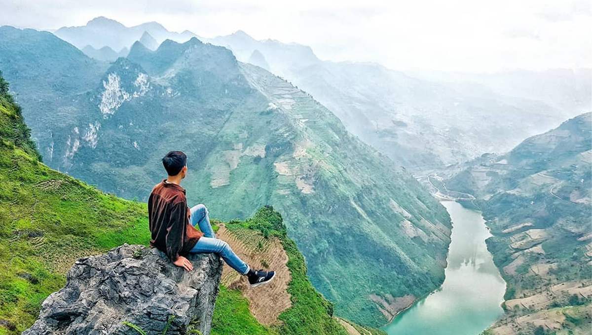 Cung đường uốn lượn bám sát vách núi vươn mình trên hẻm vực sông Nho Quế