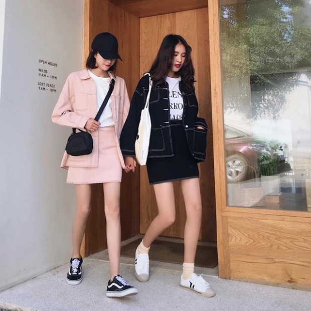 Áo thun cơ bản cùng chân váy và áo khoác kaki mỏng