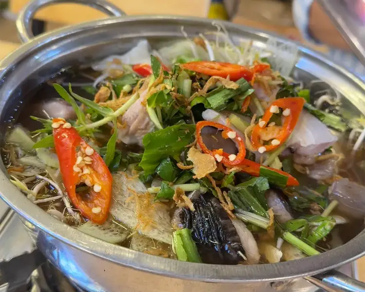 Lẩu cá đuối là món ngon Vũng Tàu bạn nhất định không nên bỏ qua.