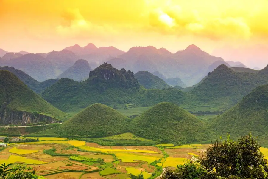 Núi đôi Quản Bạ giữa thung lũng