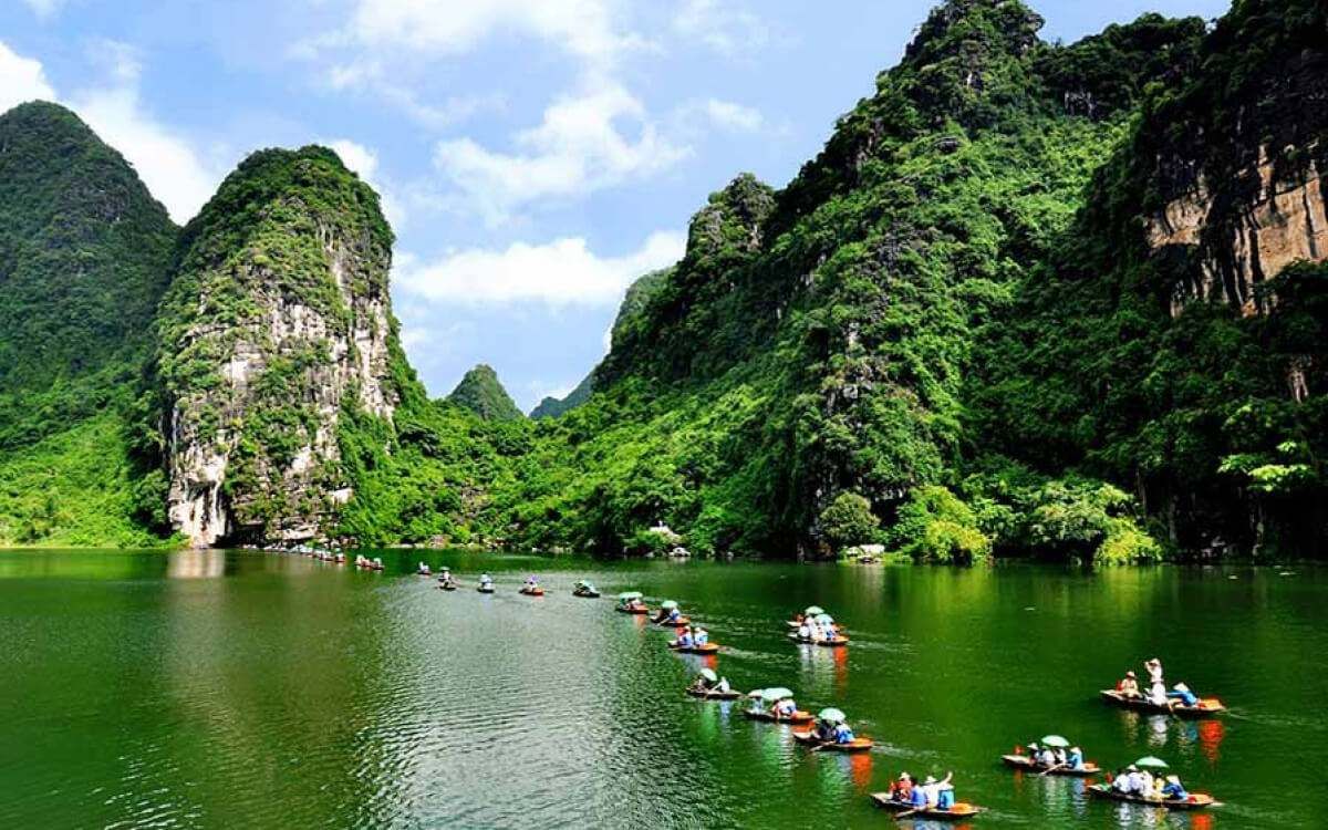 Thuyền chở du khách tham quan Tràng An - Ninh Bình