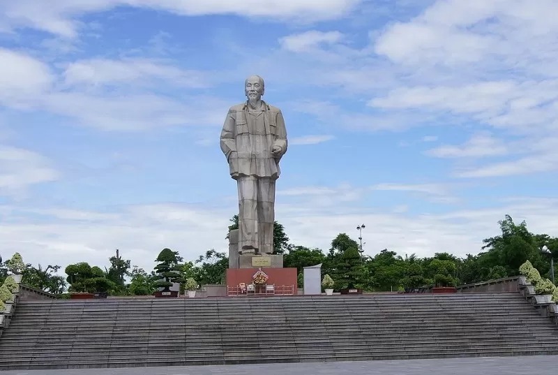 Nghệ An với Quảng trường Hồ Chí Minh và bãi biển Cửa Lò