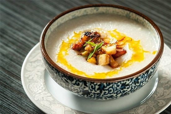 Cháo Arroz Caldo nóng hổi, món ăn đường phố Philippines nên thử