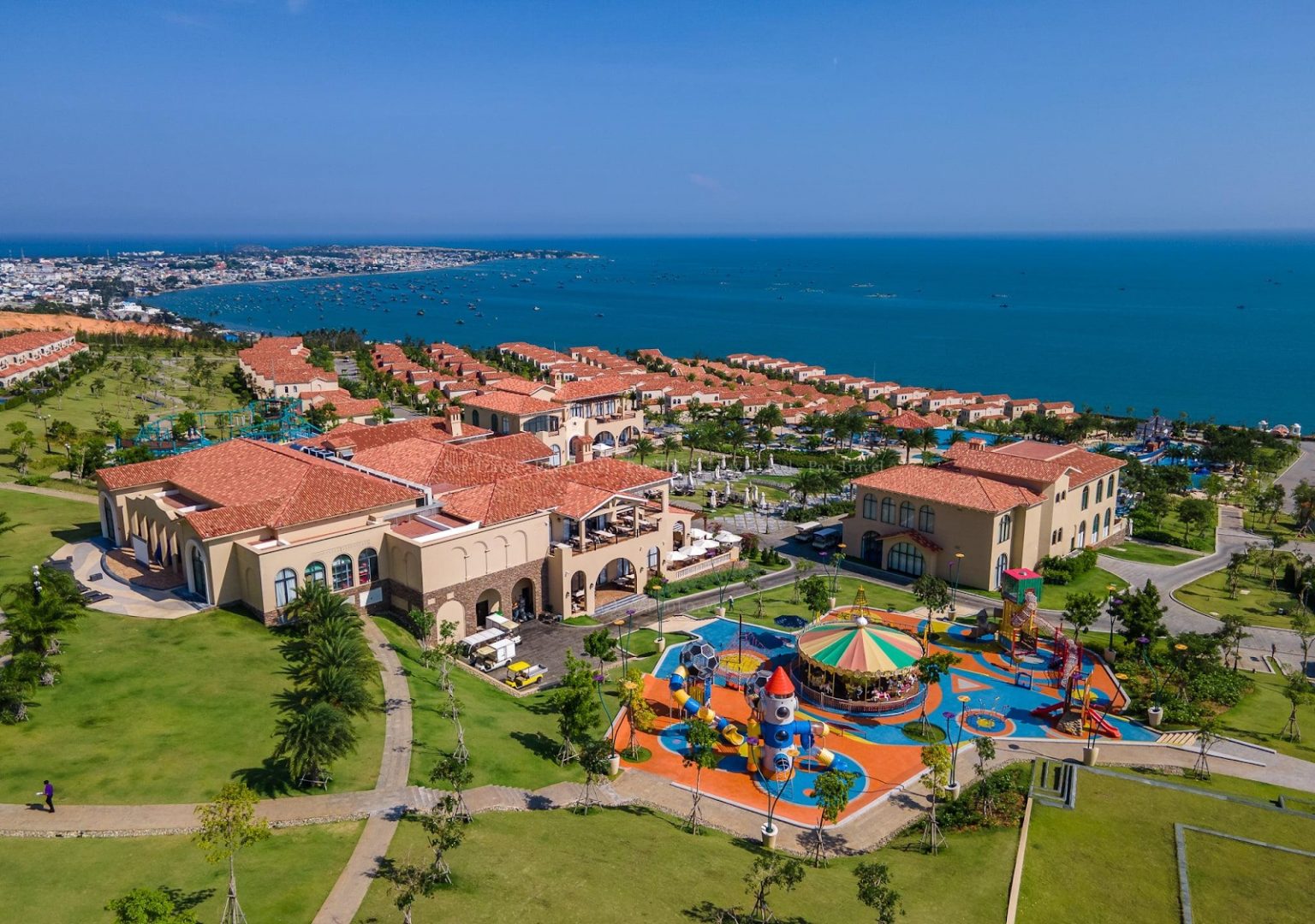Centara Mirage Mũi Né sát biển