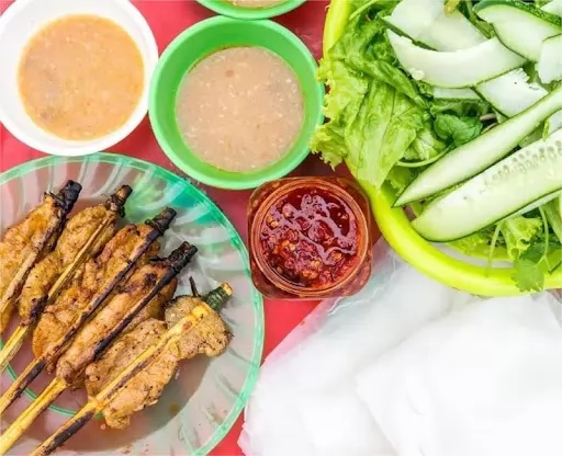 Bánh ướt Hội An là món ăn truyền thống, nổi bật với lớp bánh mỏng mềm và hương vị đậm đà