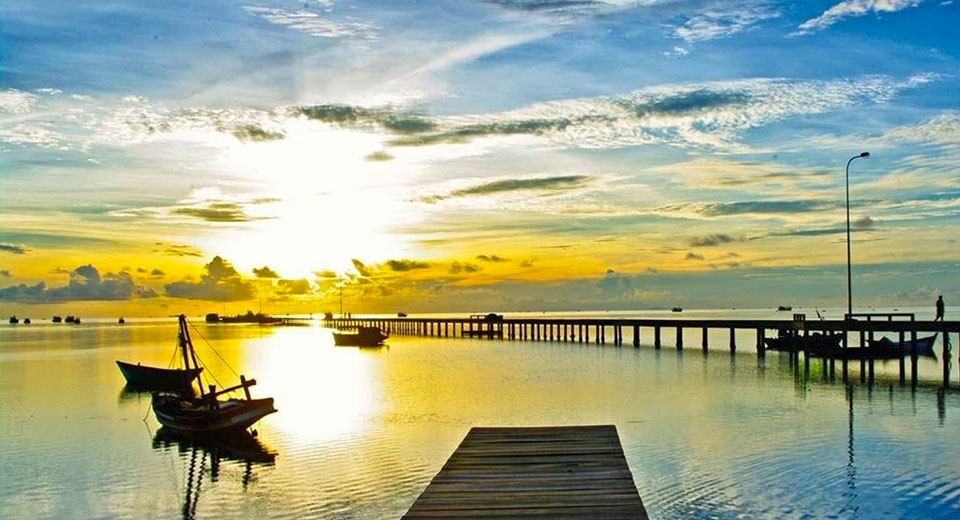 Bình minh trên làng chài Hàm Ninh, không gian gắn với ẩm thực biển Nam Bộ