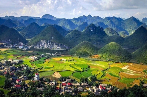 Khung cảnh thiên nhiên hùng vĩ xung quanh núi đôi Quản Bạ nhìn từ Cổng trời