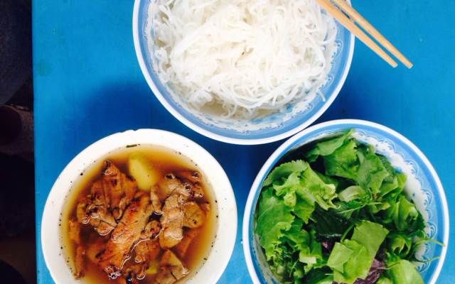 Ẩm thực và ứng xử địa phương