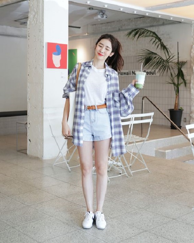 Kết hợp áo thun quần short và áo sơ mi khoác ngoài