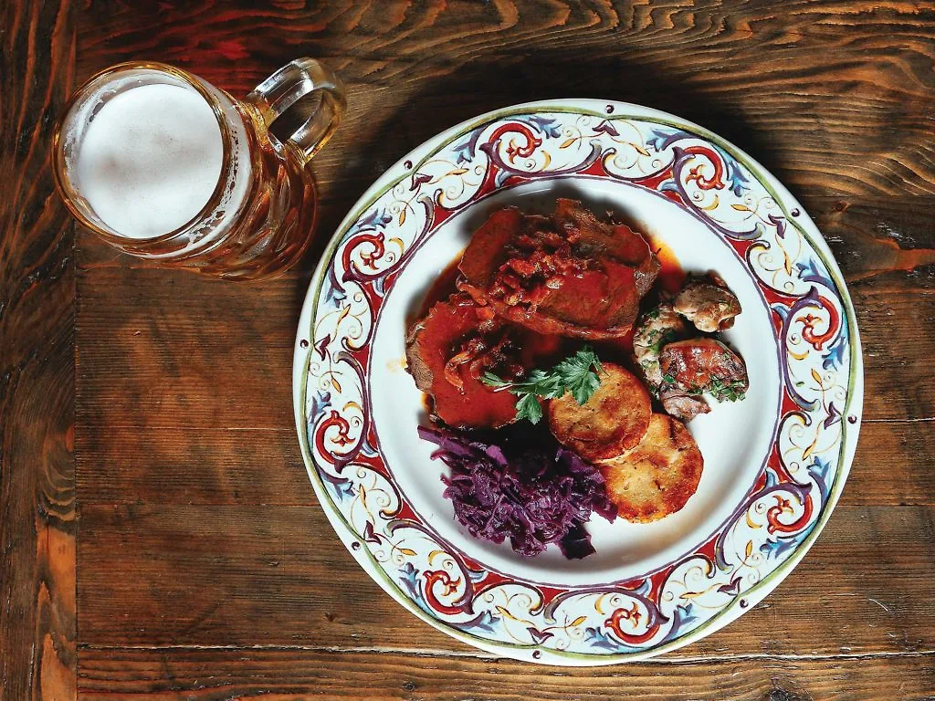 Sauerbraten, món bò hầm chua ngọt đặc trưng của Đức