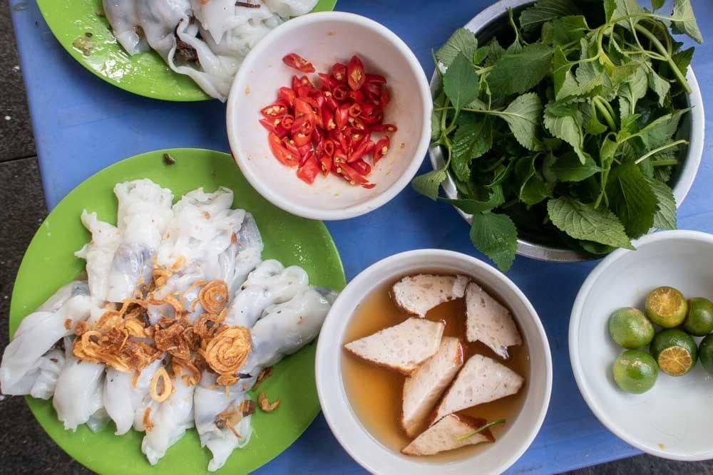 Bánh cuốn trên đĩa xanh