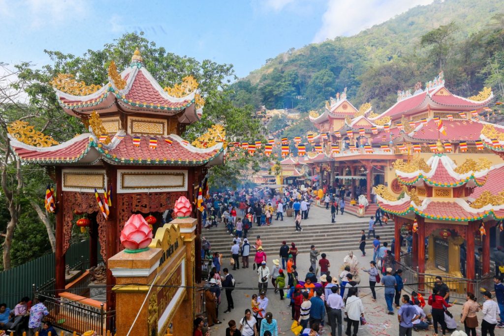 Chùa Bà đông đúc người hành hương