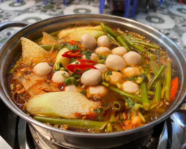 Lẩu thái là món ngon Vũng Tàu có vị chua cay kích thích vị giác.