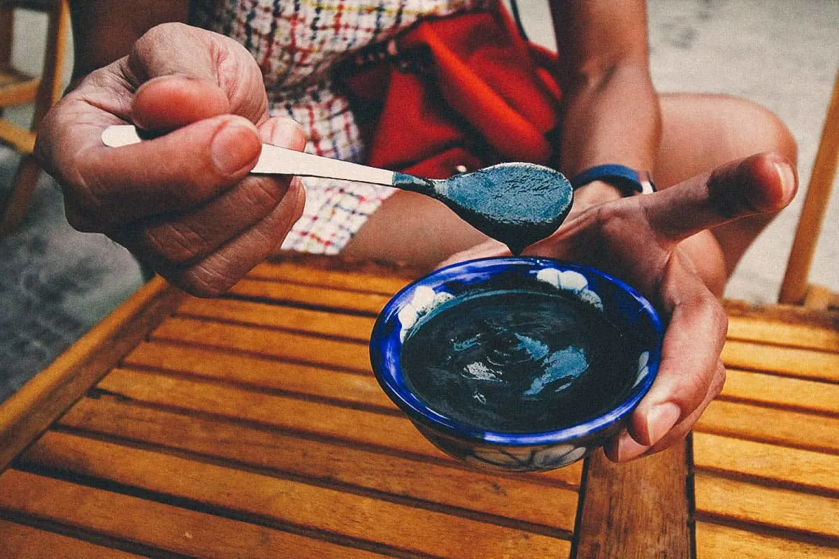 Chén xí mà đen óng ả bốc khói nghi ngút tại Hội An