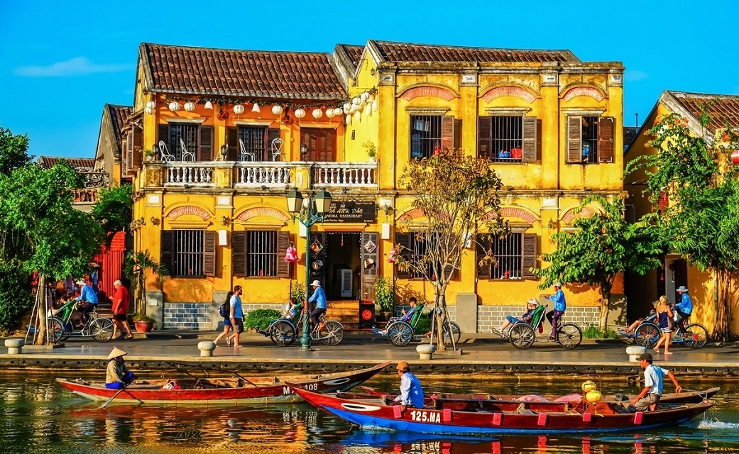 Phố cổ Hội An về đêm với đèn lồng rực rỡ phản chiếu xuống sông Hoài