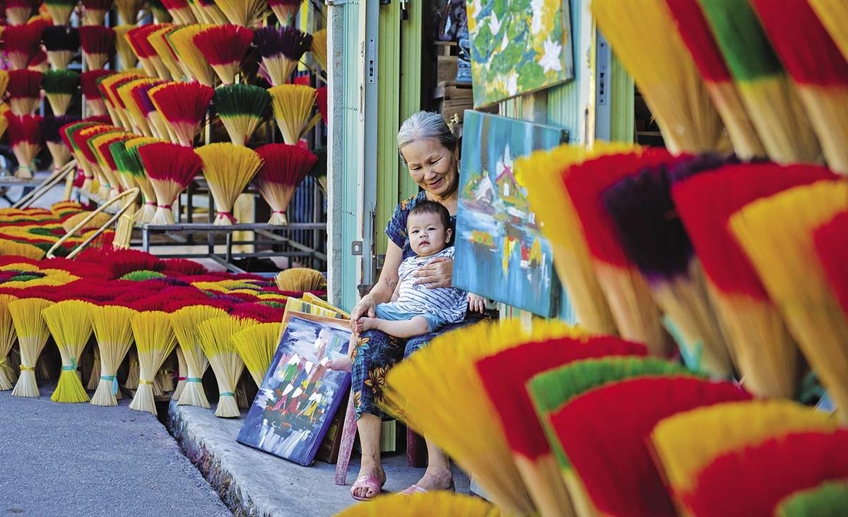 Nghề làm hương truyền thống tại Thủy Xuân đầy màu sắc
