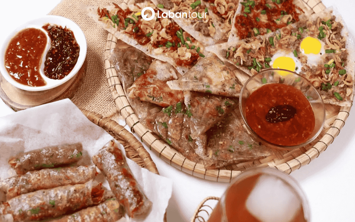 Thưởng thức bánh tráng kẹp khi ghé Đà Thành