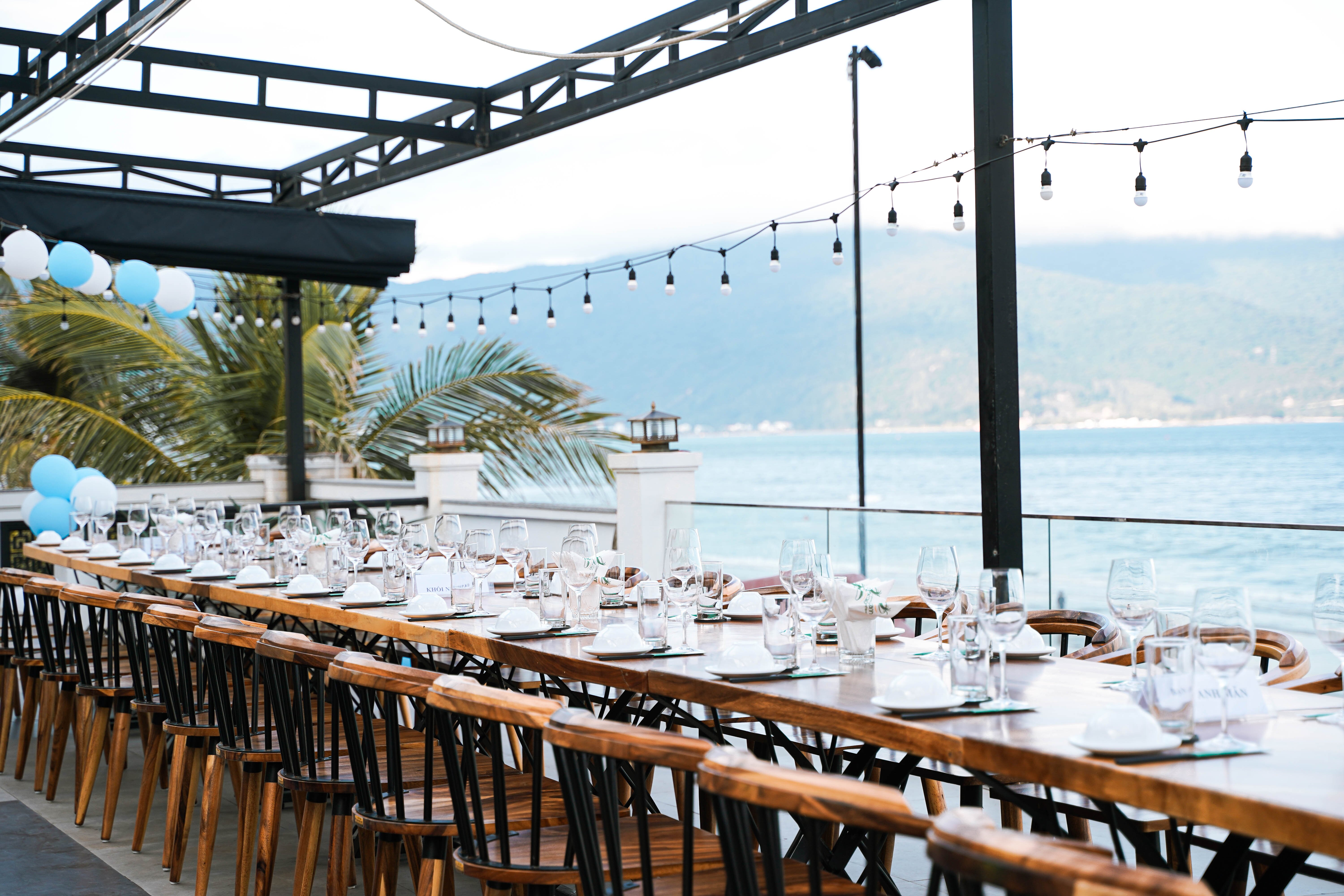 quán ăn ven biển Đà Nẵng với cảnh biển xanh mướt