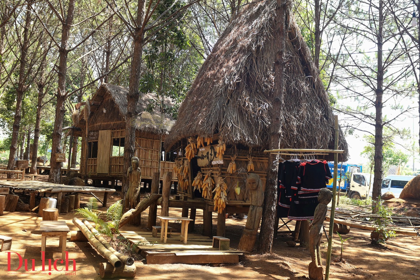 Rừng thông và hồ Măng Đen