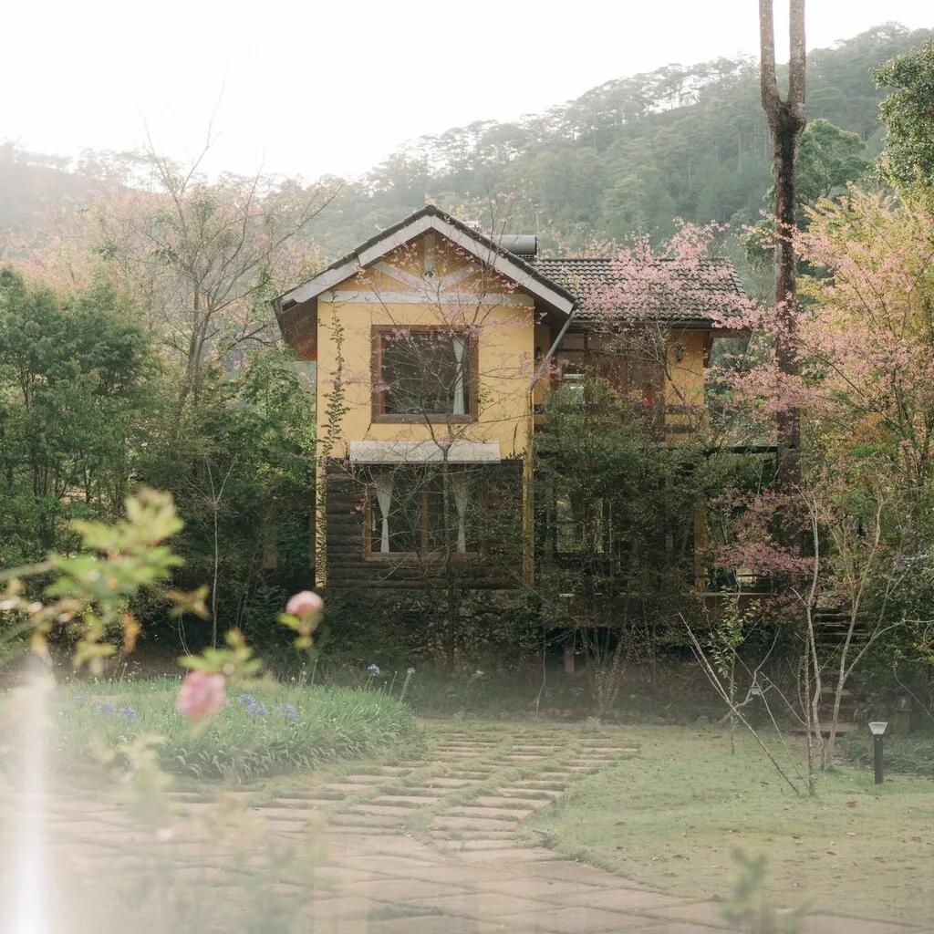 Khung cảnh thung lũng bình yên bao quanh hồ nước tại Laan Dalat