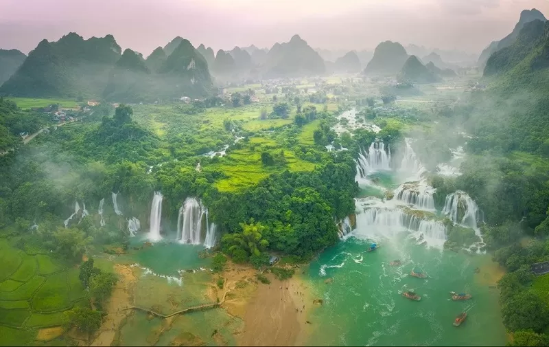 Cao Bằng với thác Bản Giốc hùng vĩ và động Ngườm Ngao