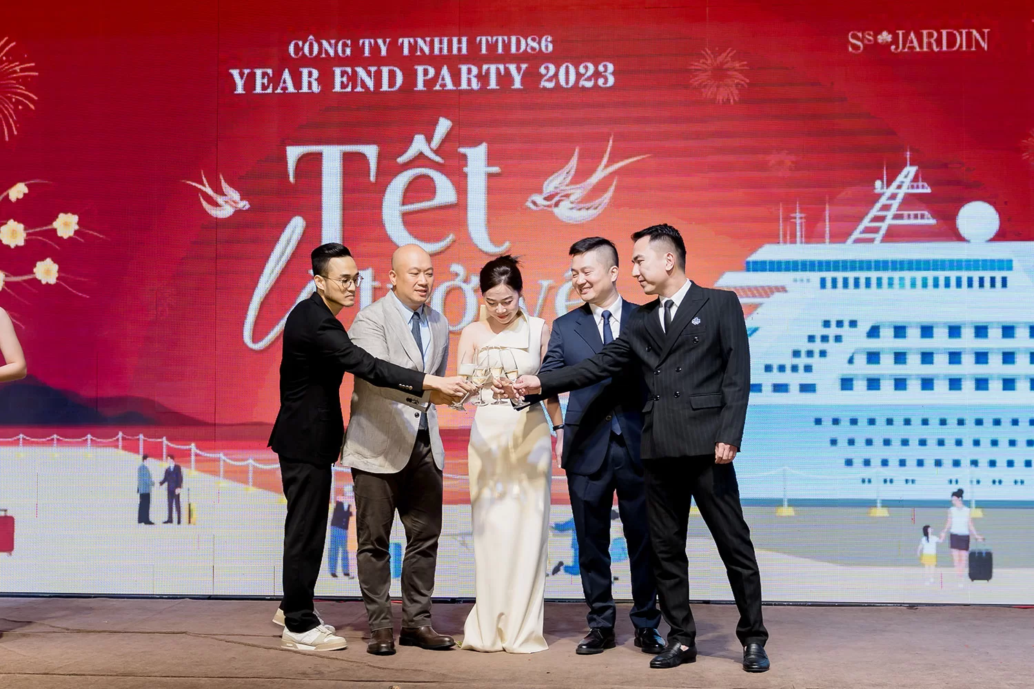 Bữa tiệc cuối Year End Party với không gian ấm cúng và trang trí lễ hội