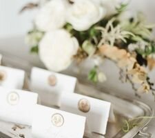 Thiệp cưới cần phối hợp hài hòa với chủ đề và màu sắc tiệc