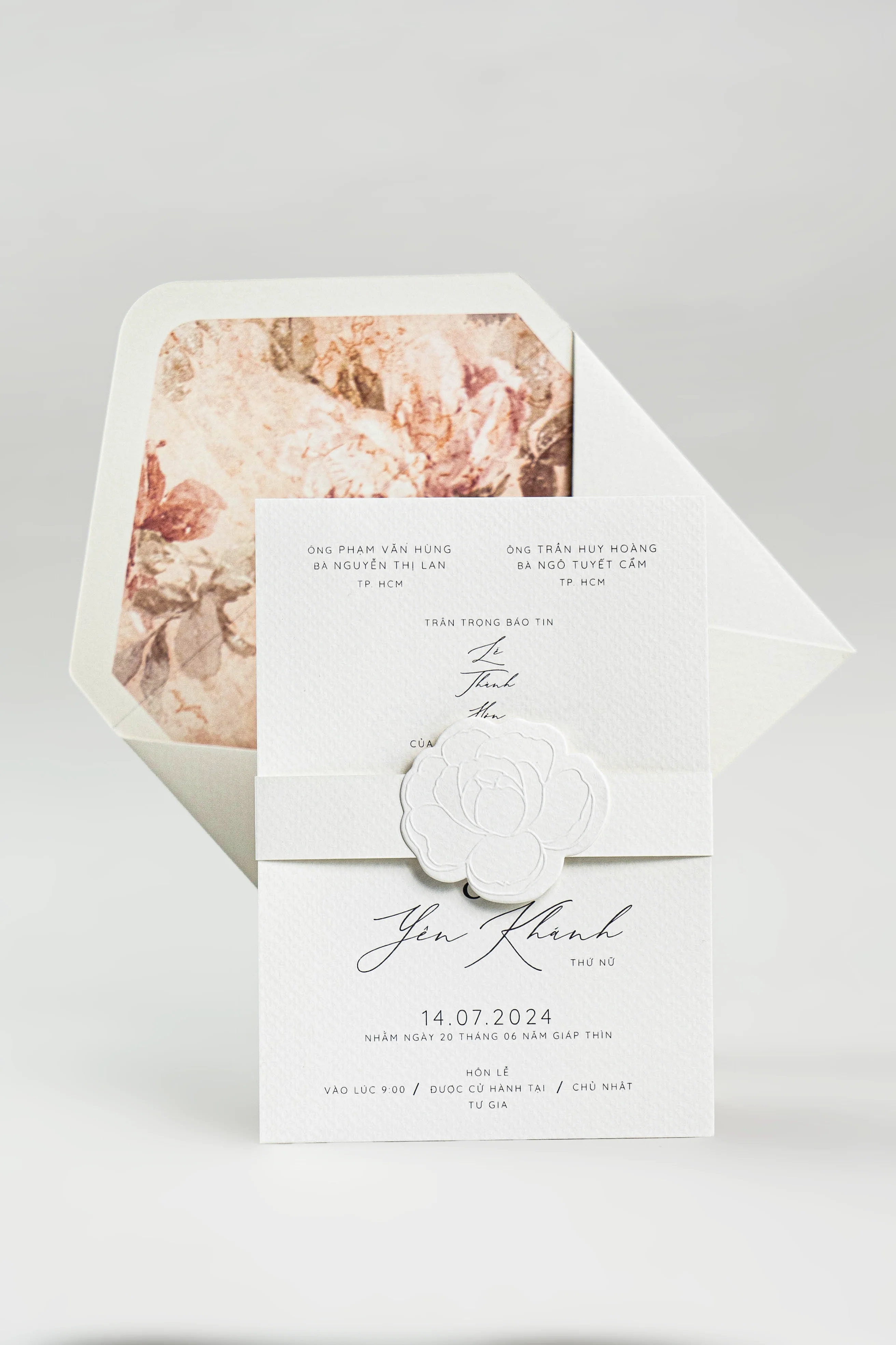 Đai thiệp hoa dập nổi trang trí phong bì thiệp cưới sang trọng