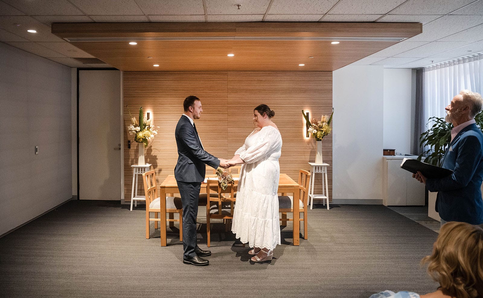 Cặp đôi đang làm thủ tục đăng ký kết hôn tại UBND