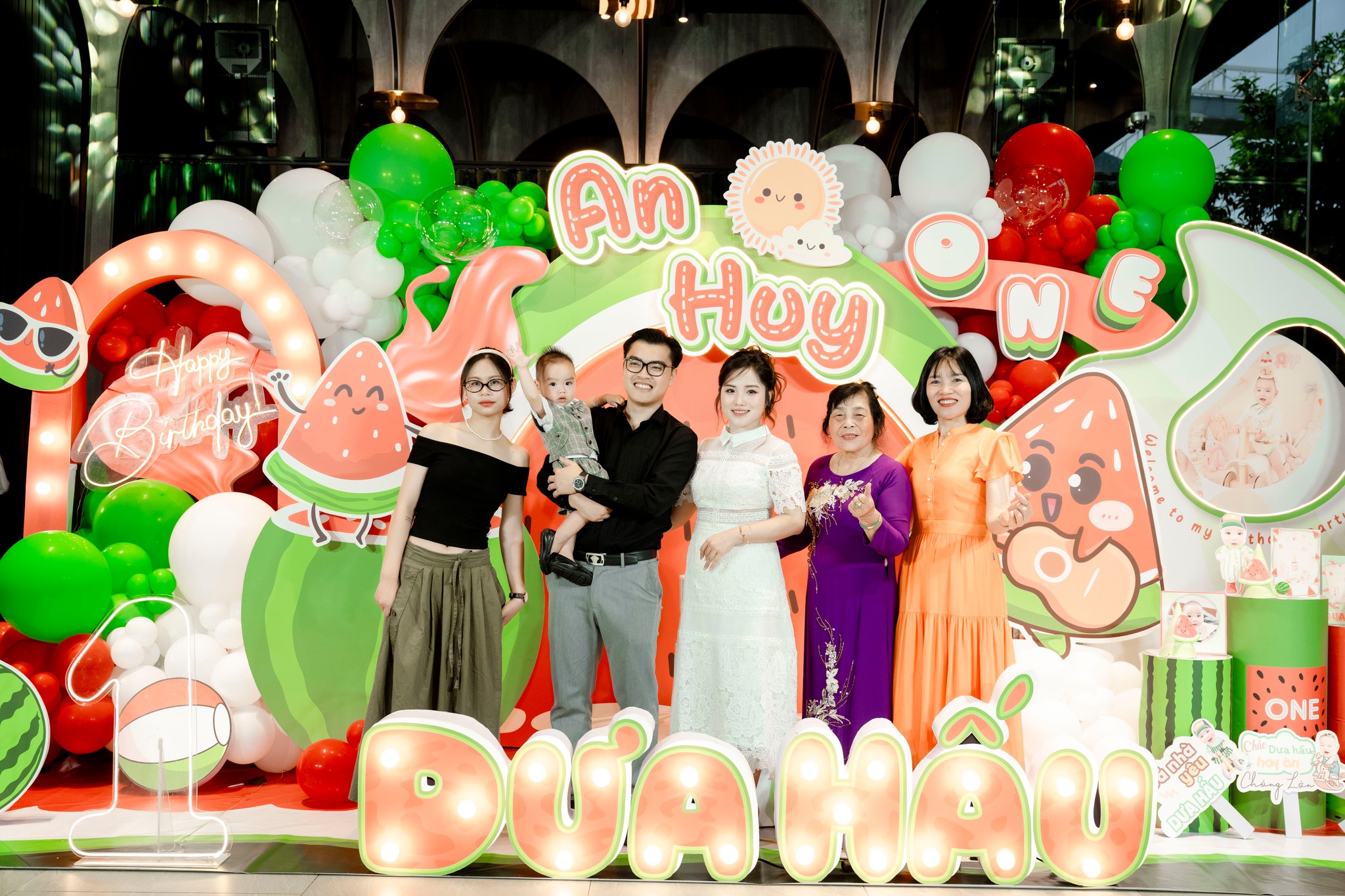 Không gian tiệc ngoài trời với cây xanh và ánh sáng tự nhiên