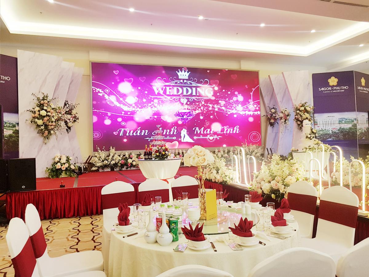 Sảnh tiệc rộng rãi với hệ thống ánh sáng chuyên nghiệp