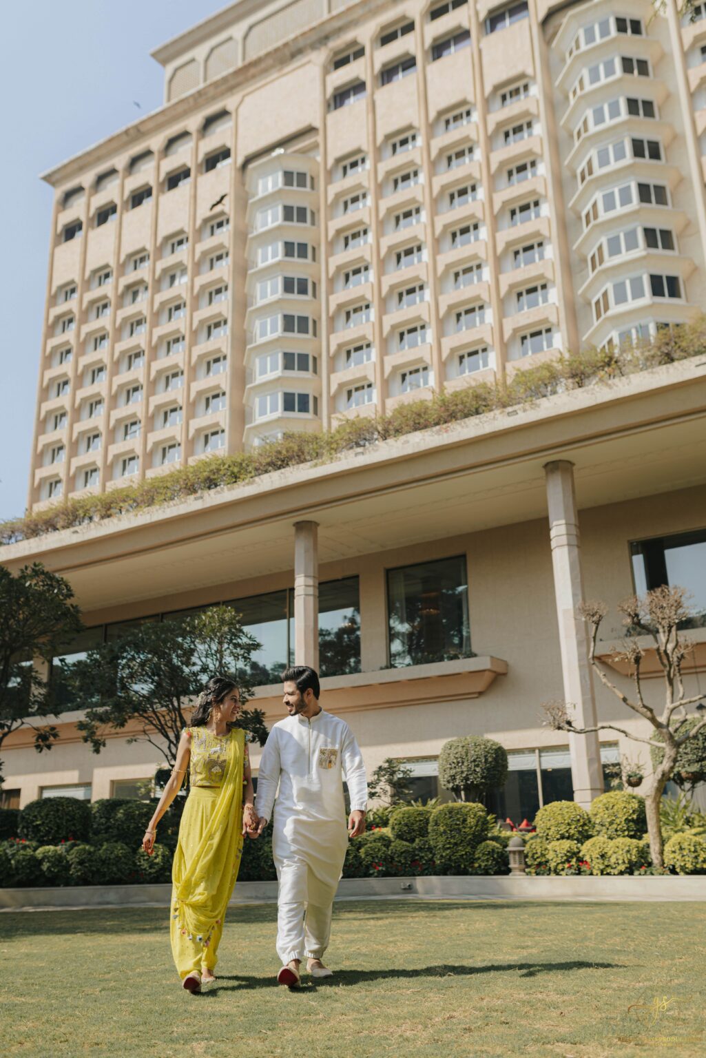 Cặp đôi đang tham khảo nhà hàng tiệc cưới với nhân viên