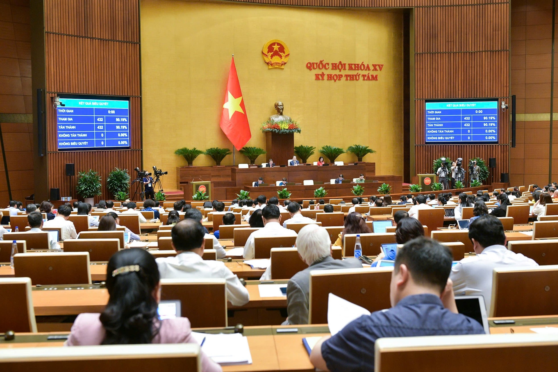 Bàn tiệc cưới và hậu cần