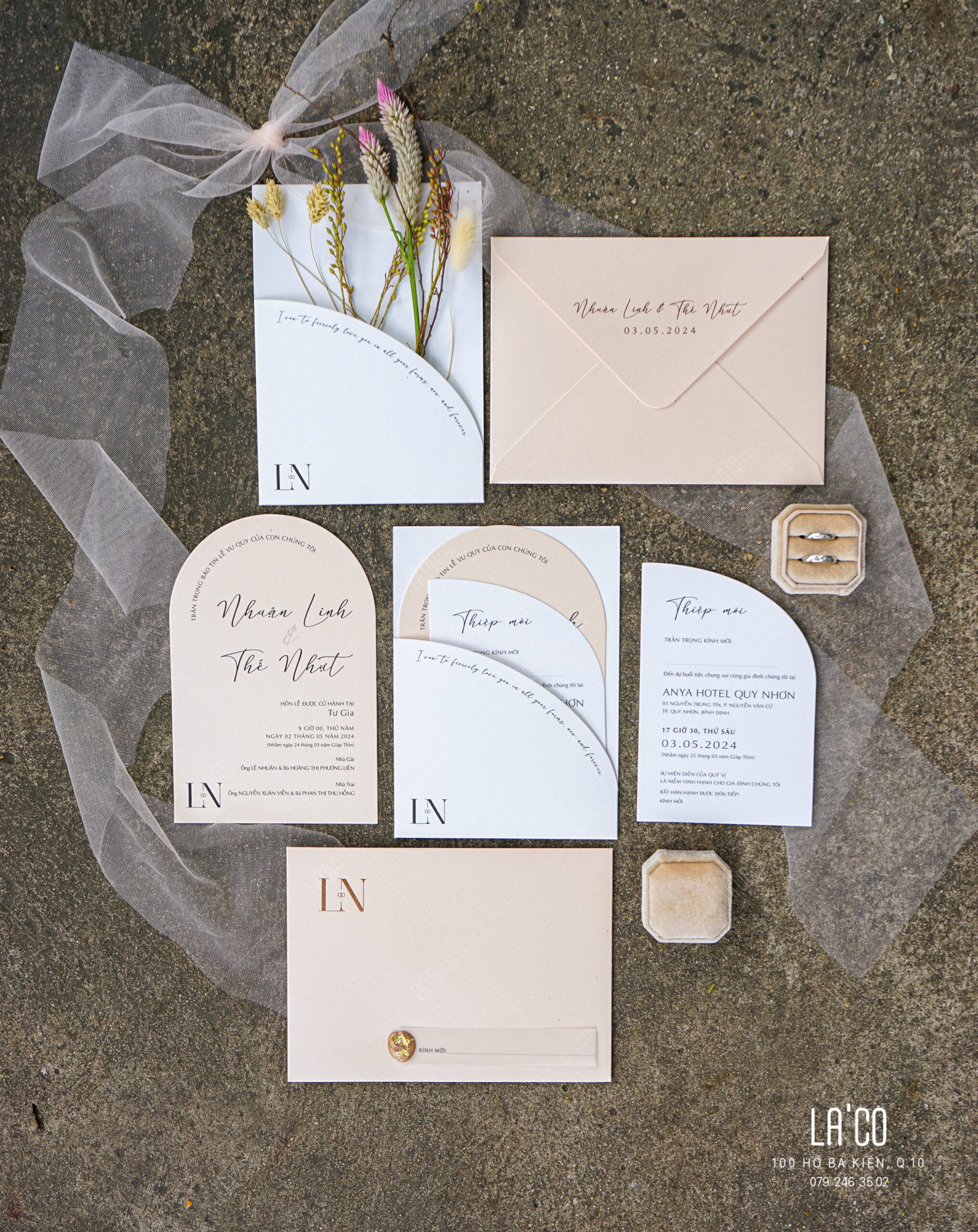 Thiệp cưới blush pink nền nhạt với design thanh lịch