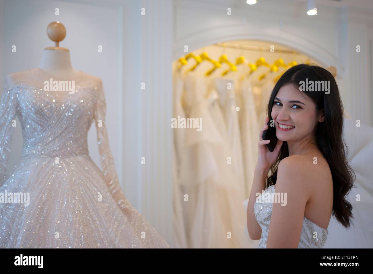 Cô dâu thử váy cưới