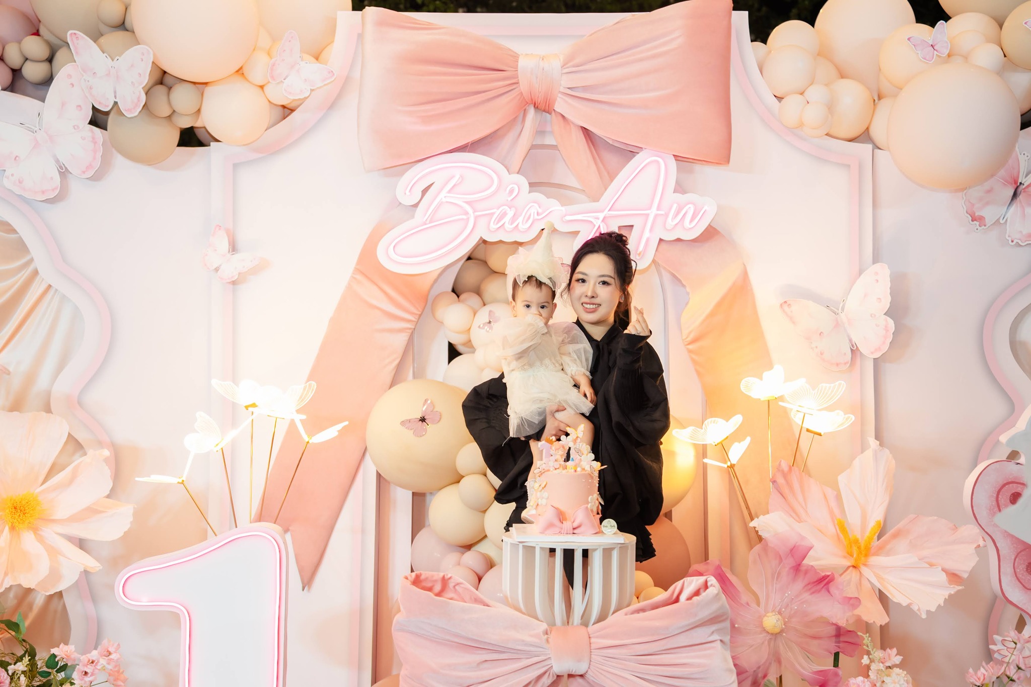 Món ăn được trình bày đẹp mắt với decor sang trọng và tinh tế