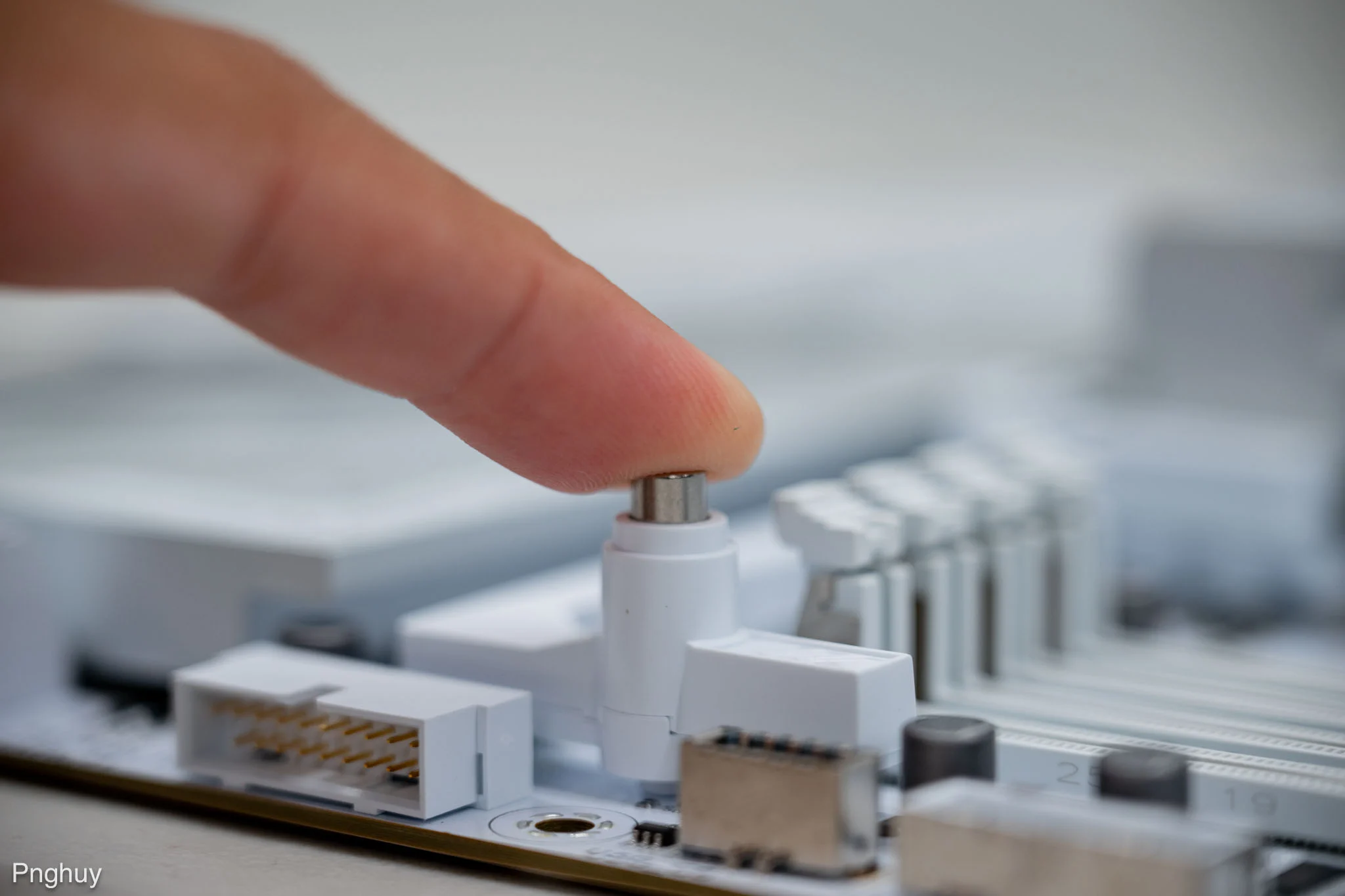 Nút bấm Q-Release tháo PCIe dễ dàng