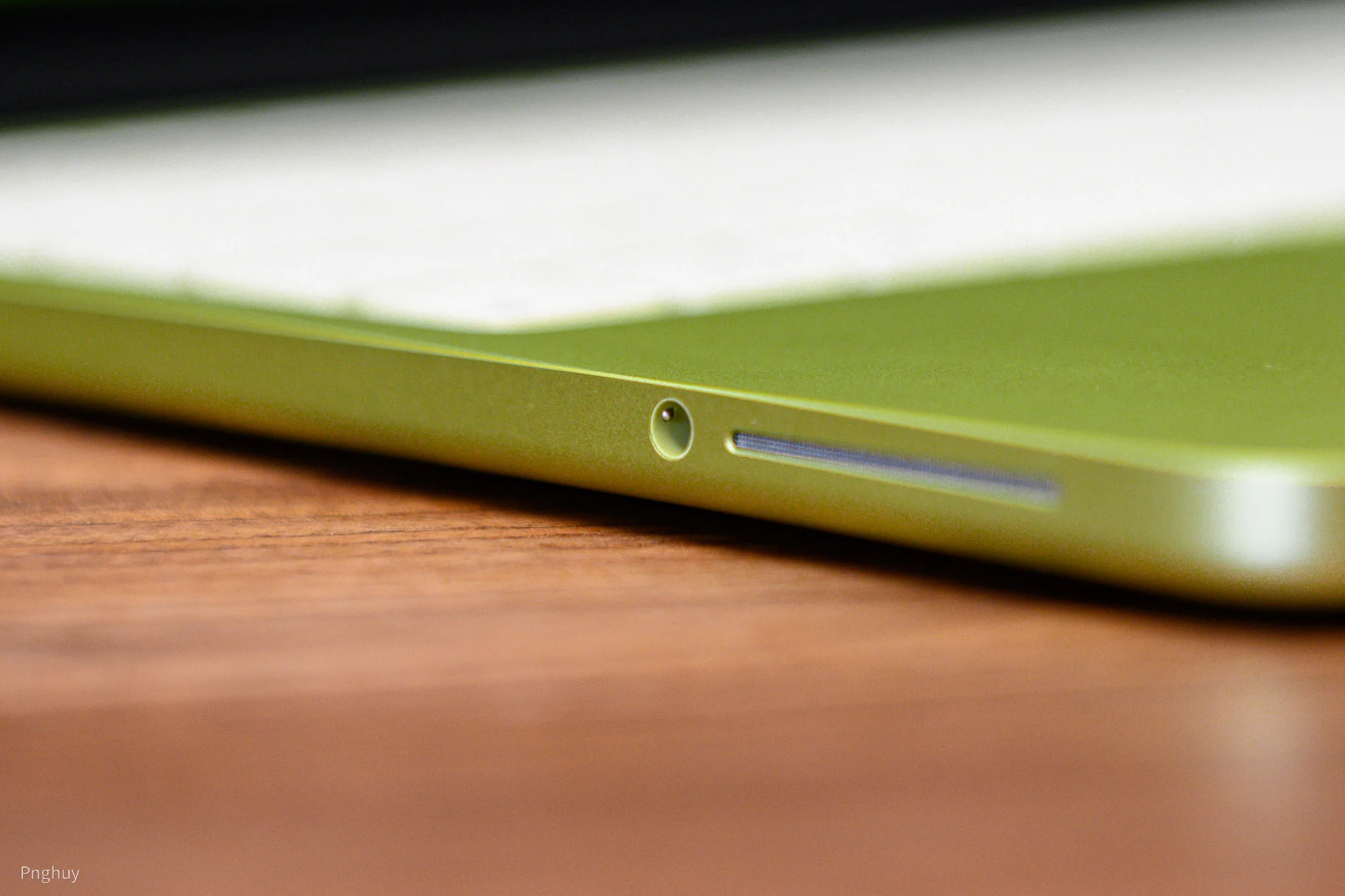 Các cổng kết nối trên MacBook Neo với 2 USB-C 3.1