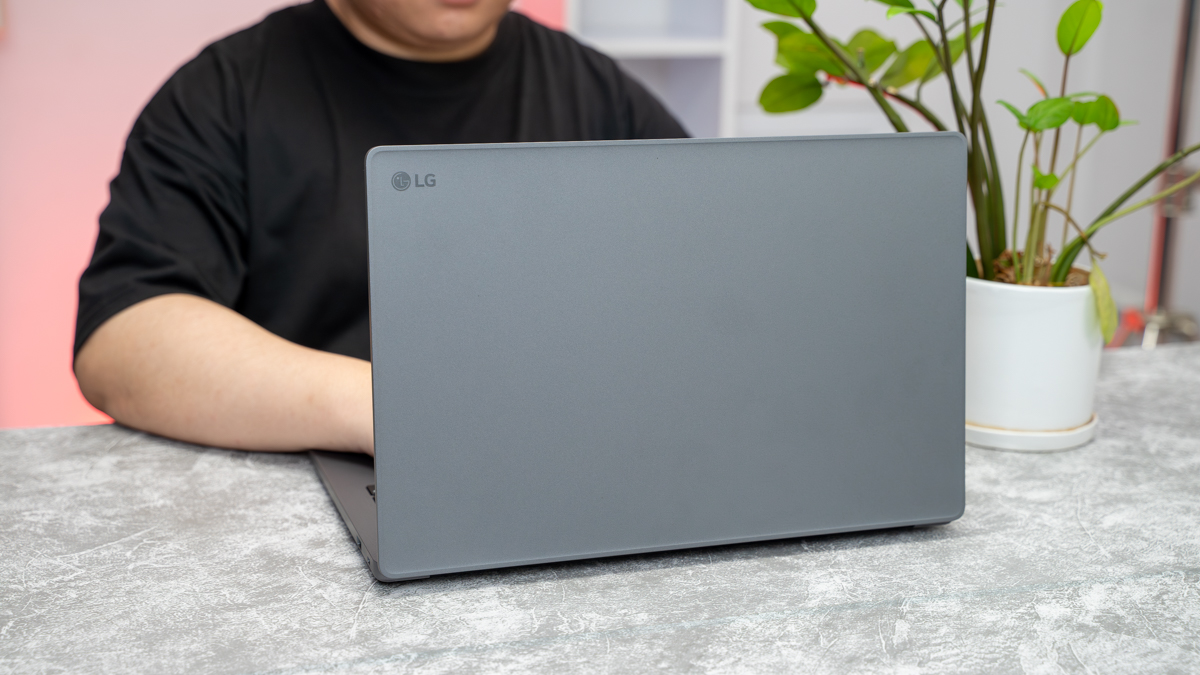 Không gian làm việc với laptop LG