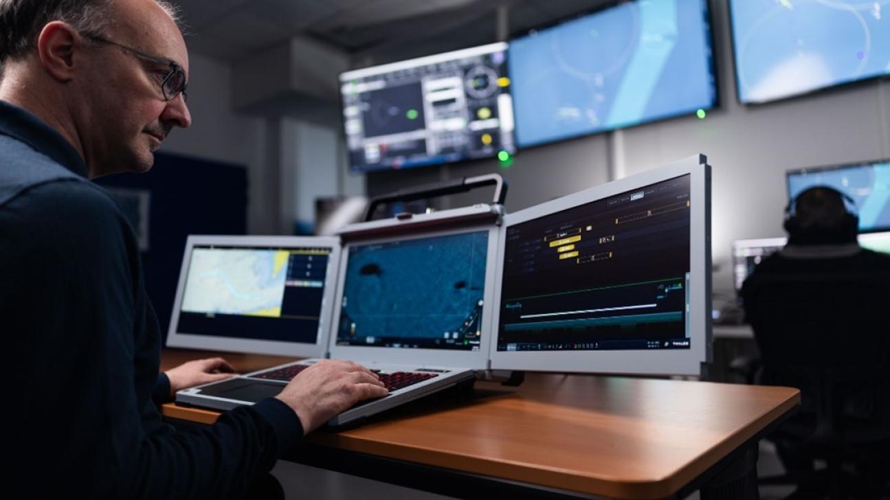 Trung tâm điều hành di động PathMaster cho phép các nhân viên tác chiến theo dõi và điều khiển các tàu lặn không người lái từ xa
