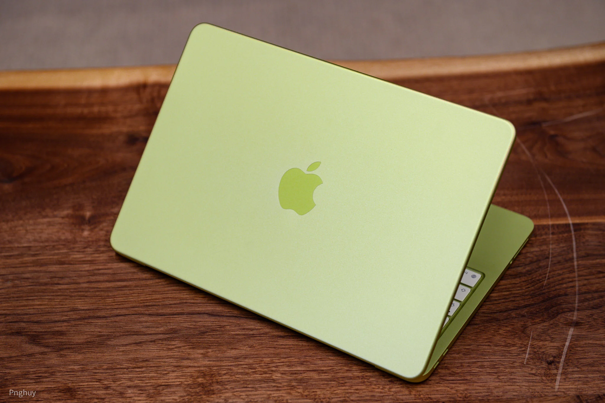 Thiết kế MacBook Neo toàn bộ là kim loại với khung nhôm nguyên khối