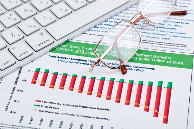 Nhà đầu tư đang xem báo cáo tài chính và phân tích rủi ro