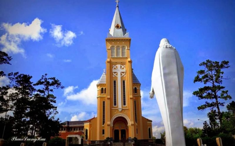 Nhà đầu tư phân tích biểu đồ chứng khoán